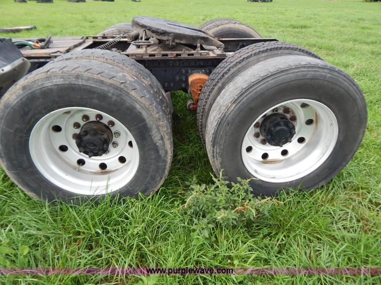 image for item G3393 1987 Peterbilt 359 semi truck