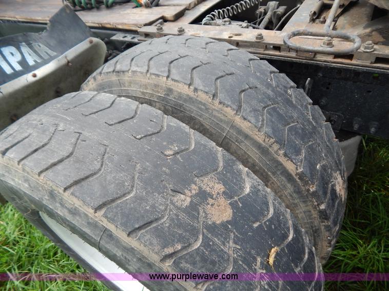 image for item G3393 1987 Peterbilt 359 semi truck