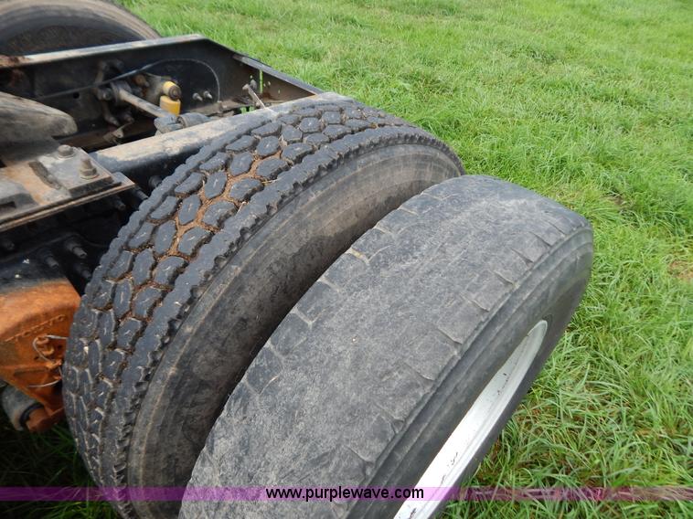 image for item G3393 1987 Peterbilt 359 semi truck