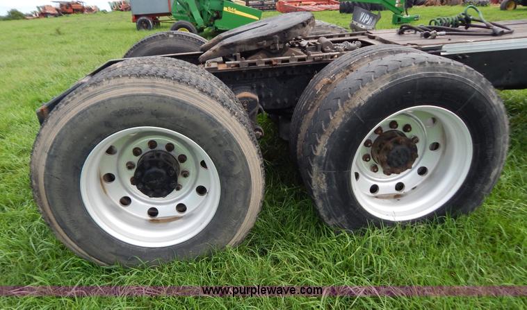 image for item G3393 1987 Peterbilt 359 semi truck