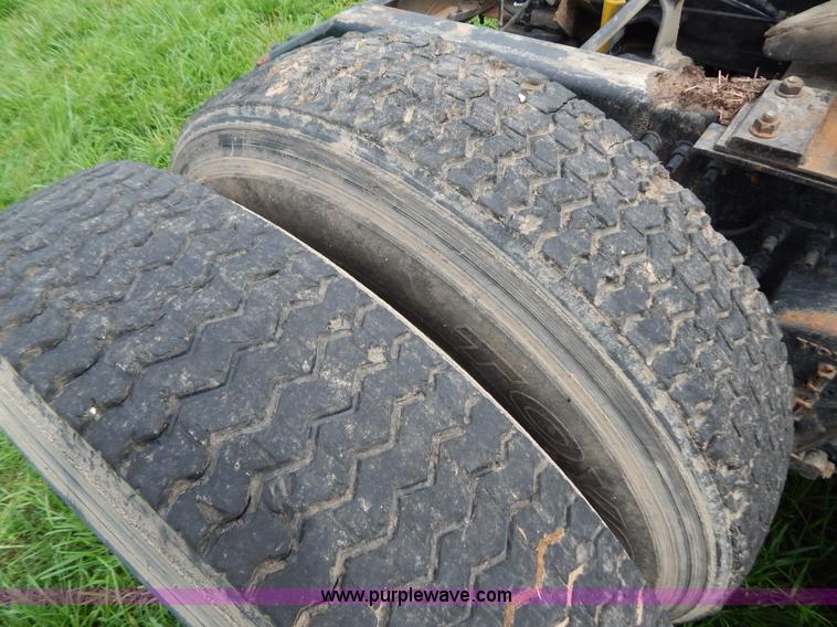 image for item G3393 1987 Peterbilt 359 semi truck