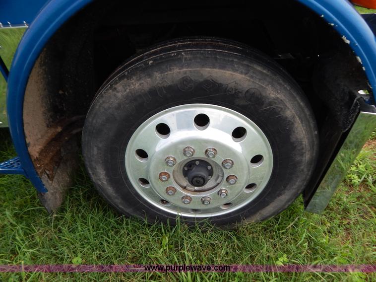 image for item G3393 1987 Peterbilt 359 semi truck