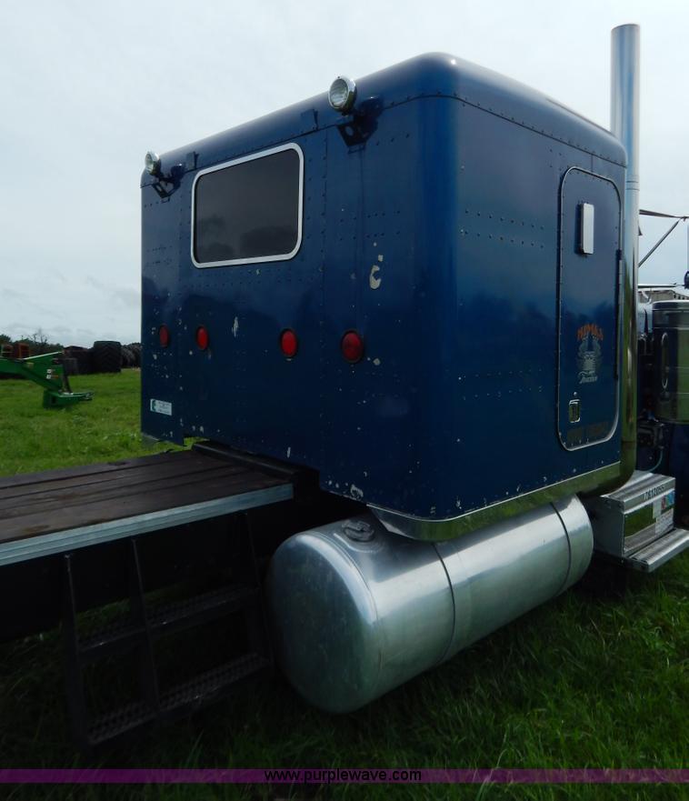 image for item G3393 1987 Peterbilt 359 semi truck