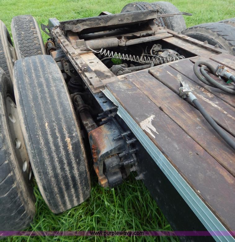 image for item G3393 1987 Peterbilt 359 semi truck