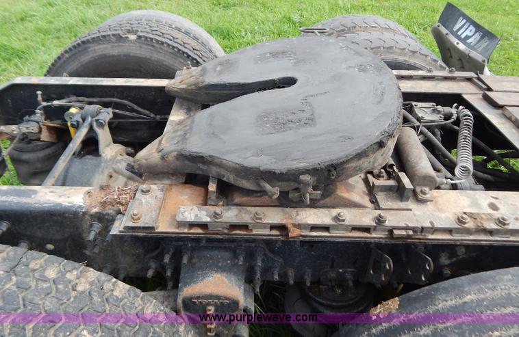 image for item G3393 1987 Peterbilt 359 semi truck