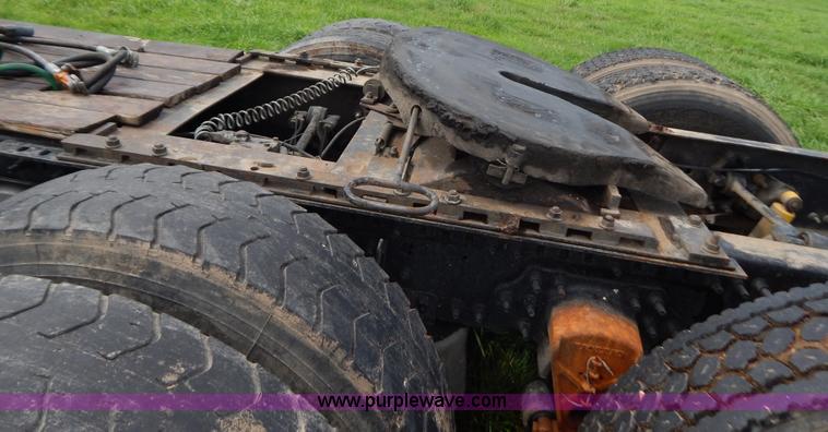 image for item G3393 1987 Peterbilt 359 semi truck