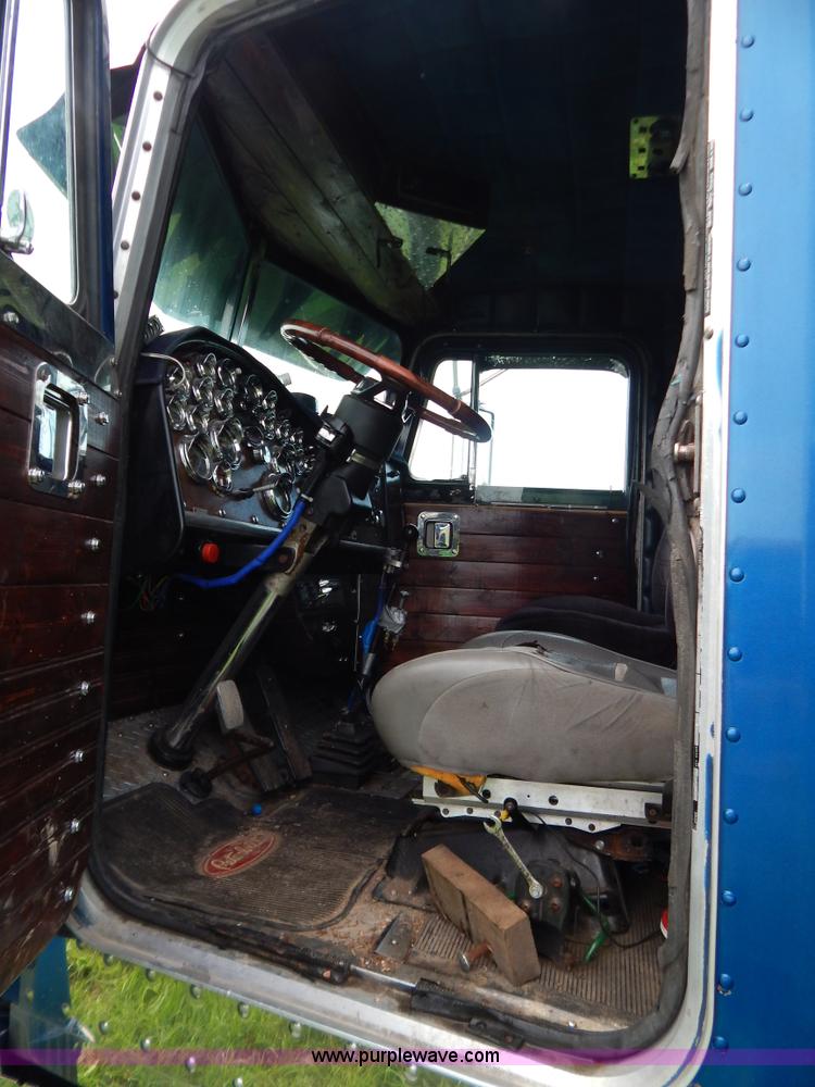 image for item G3393 1987 Peterbilt 359 semi truck