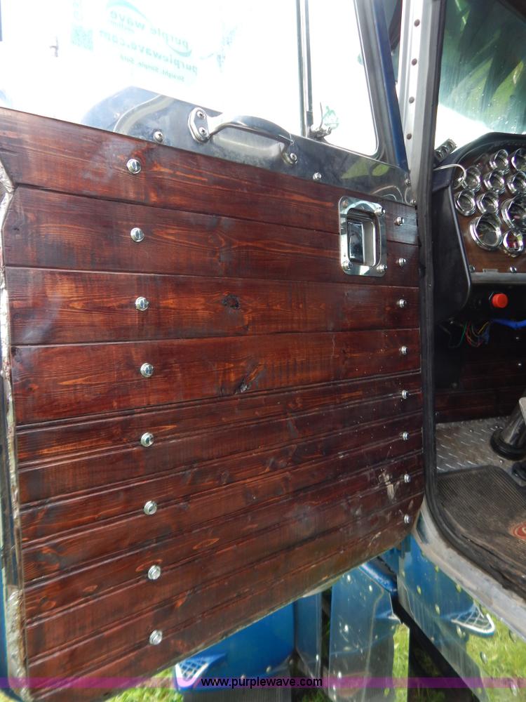 image for item G3393 1987 Peterbilt 359 semi truck