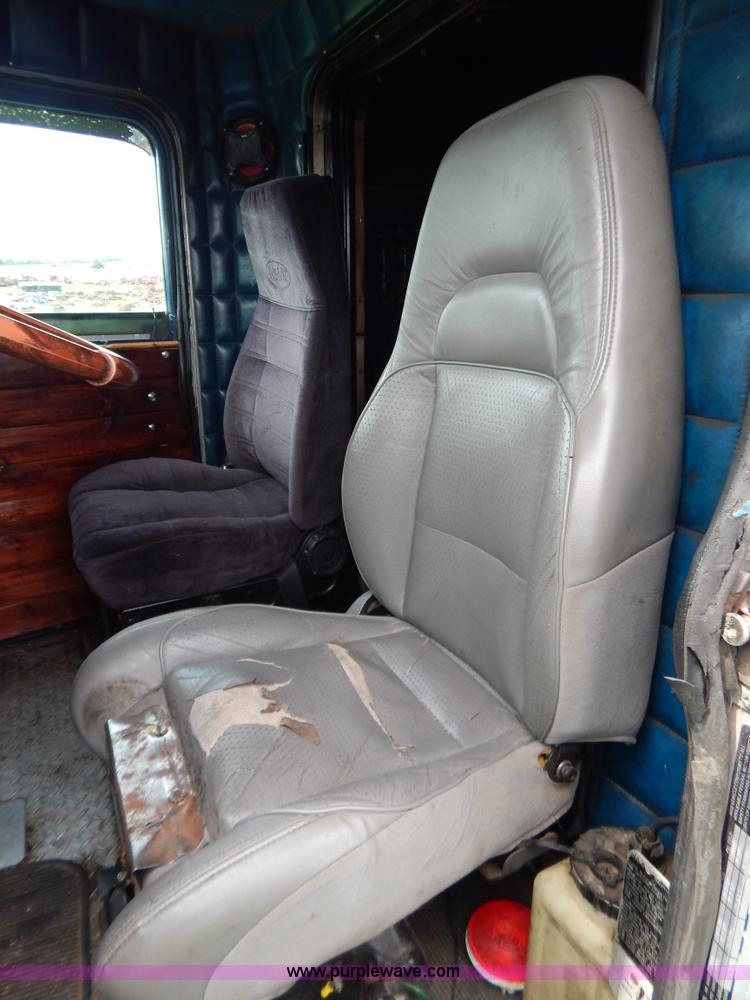 image for item G3393 1987 Peterbilt 359 semi truck