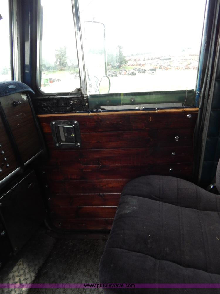 image for item G3393 1987 Peterbilt 359 semi truck