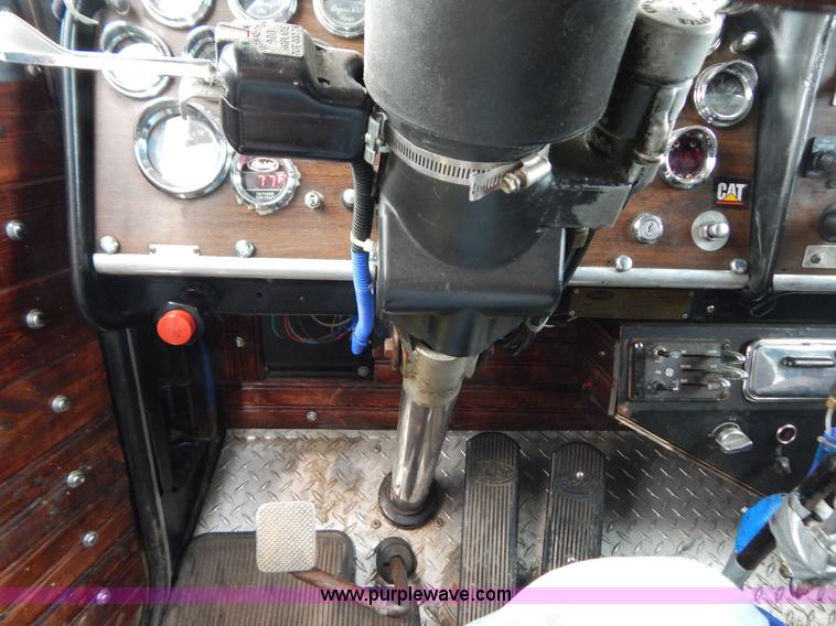 image for item G3393 1987 Peterbilt 359 semi truck