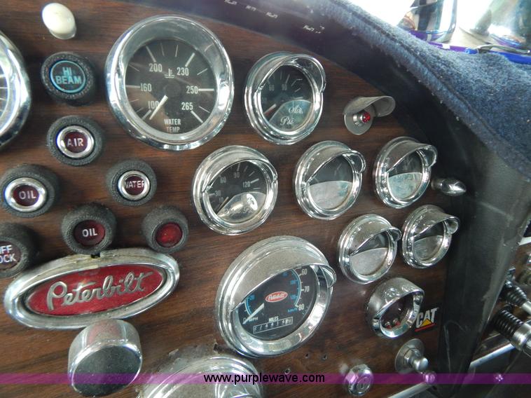 image for item G3393 1987 Peterbilt 359 semi truck