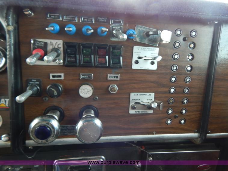 image for item G3393 1987 Peterbilt 359 semi truck