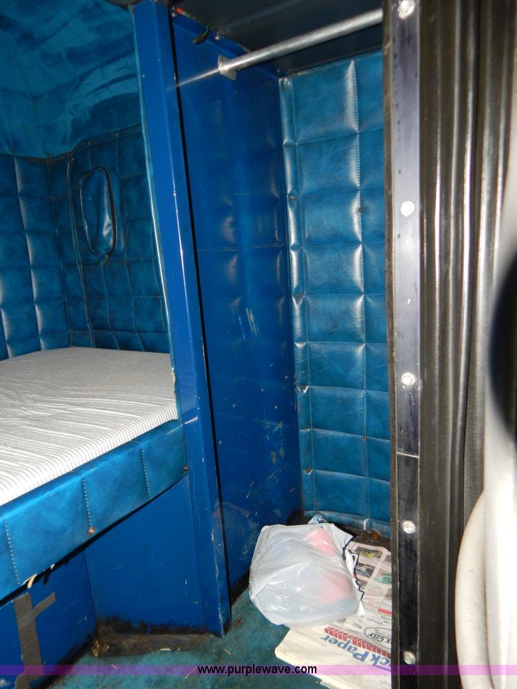 image for item G3393 1987 Peterbilt 359 semi truck