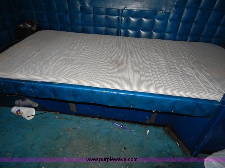 image for item G3393 1987 Peterbilt 359 semi truck