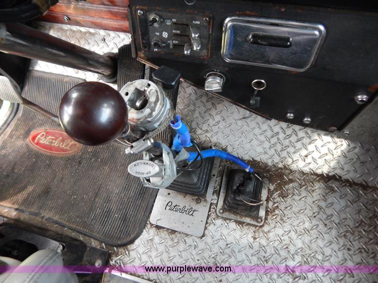 image for item G3393 1987 Peterbilt 359 semi truck