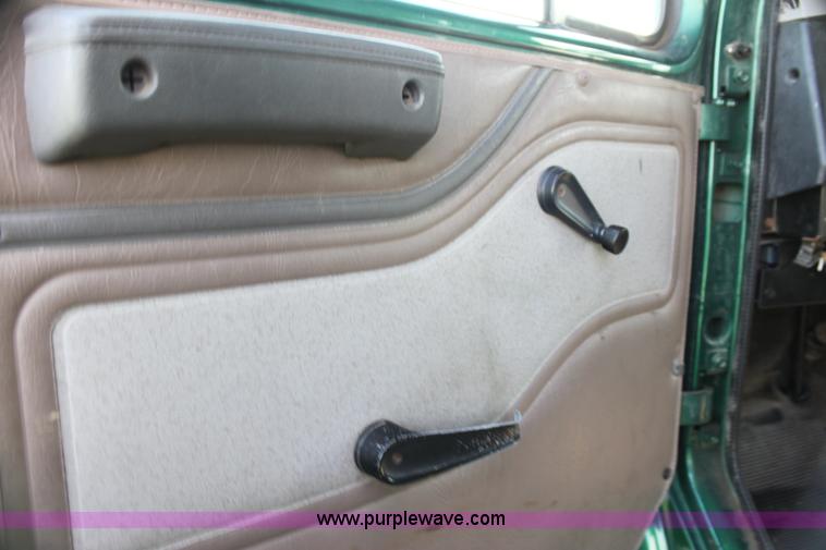 image for item G4042 1996 International 4700 box truck