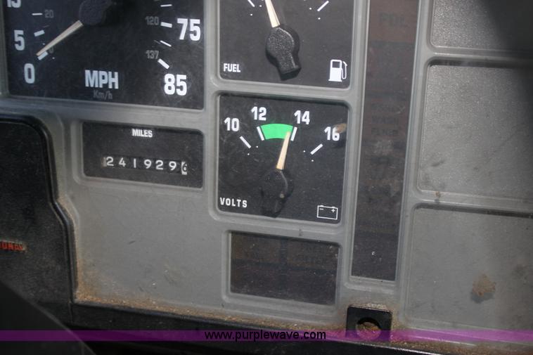 image for item G4042 1996 International 4700 box truck