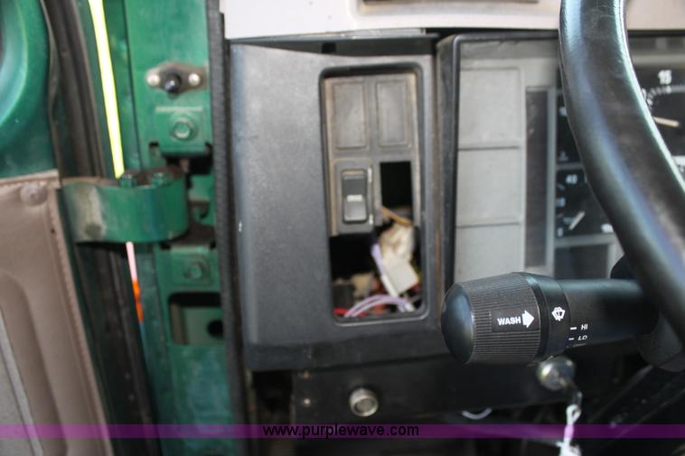 image for item G4042 1996 International 4700 box truck