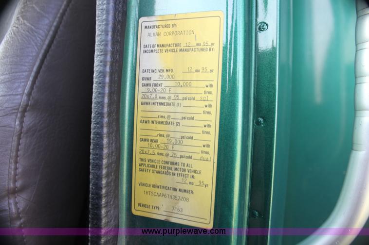 image for item G4042 1996 International 4700 box truck