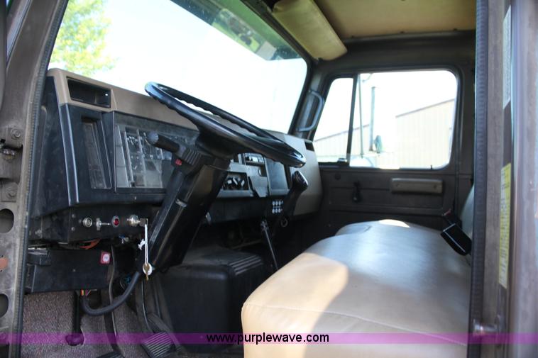 image for item G4054 1991 International 4700 box truck