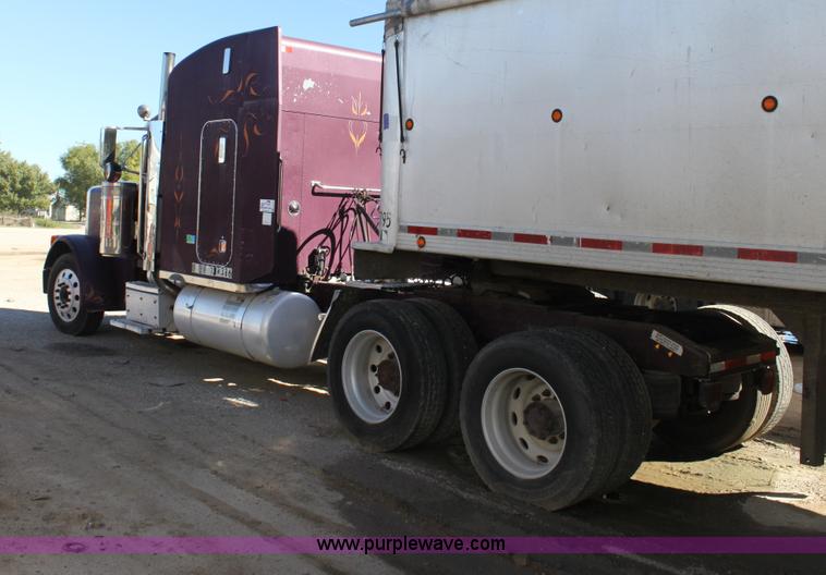 image for item G4233 1996 Peterbilt 379 semi truck