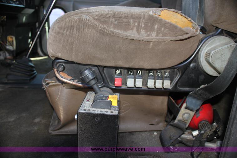 image for item G4233 1996 Peterbilt 379 semi truck