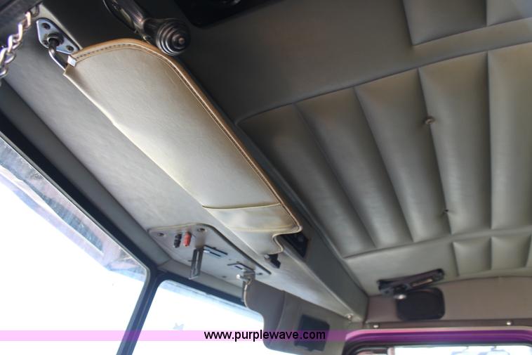 image for item G4233 1996 Peterbilt 379 semi truck