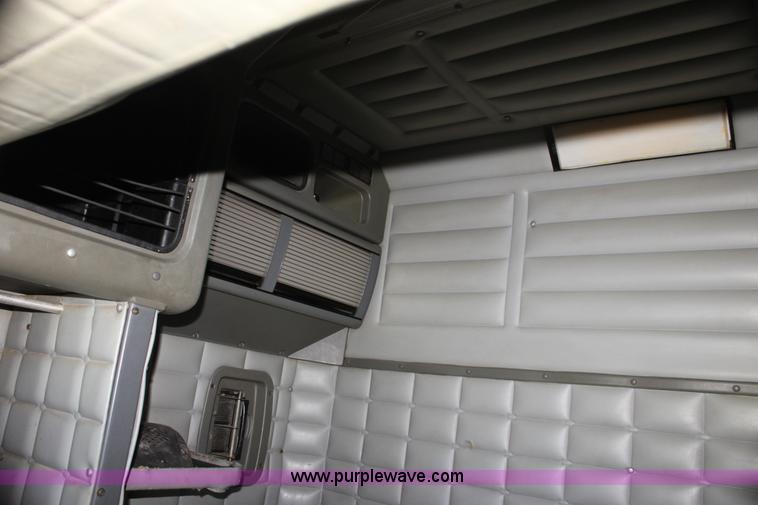 image for item G4233 1996 Peterbilt 379 semi truck