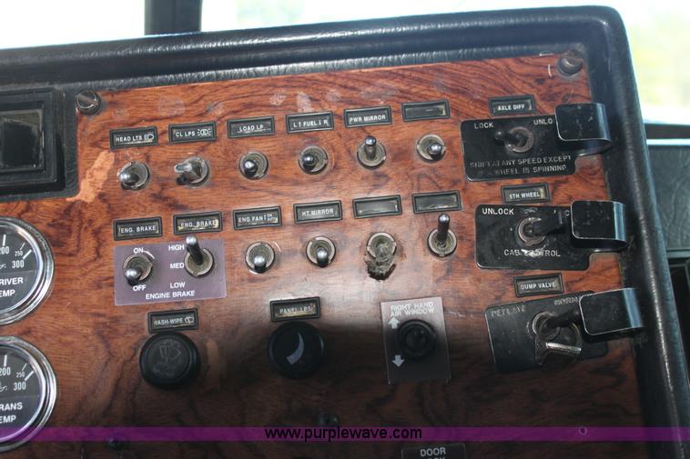 image for item G4233 1996 Peterbilt 379 semi truck