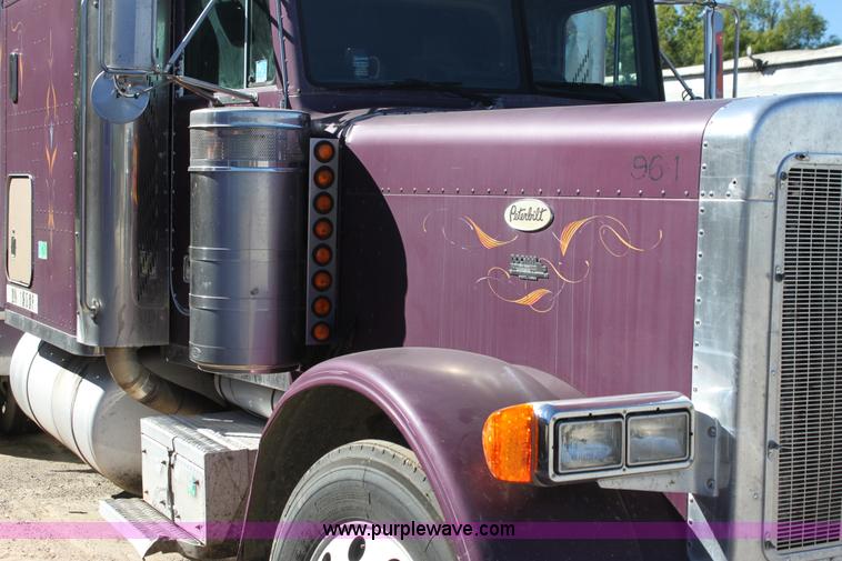 image for item G4233 1996 Peterbilt 379 semi truck