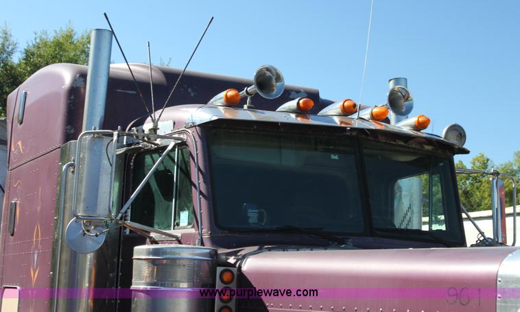 image for item G4233 1996 Peterbilt 379 semi truck