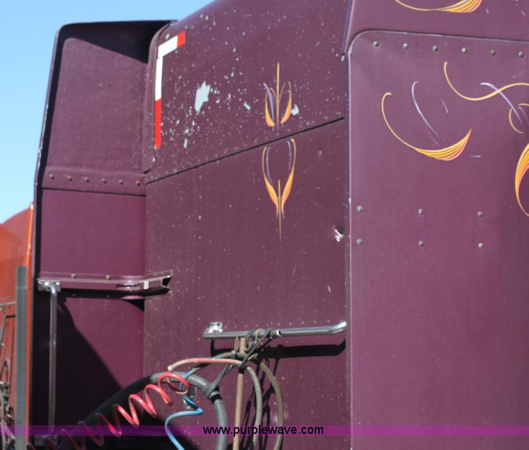 image for item G4233 1996 Peterbilt 379 semi truck