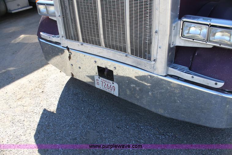 image for item G4233 1996 Peterbilt 379 semi truck