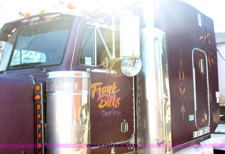 image for item G4233 1996 Peterbilt 379 semi truck