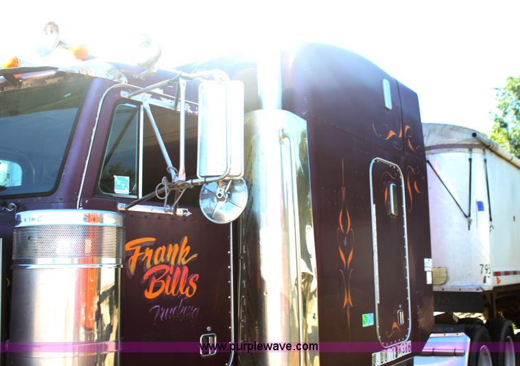 image for item G4233 1996 Peterbilt 379 semi truck