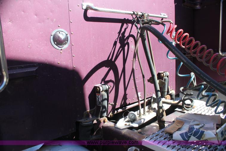 image for item G4233 1996 Peterbilt 379 semi truck