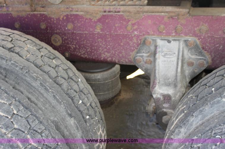 image for item G4233 1996 Peterbilt 379 semi truck