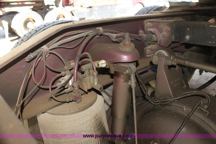 image for item G4233 1996 Peterbilt 379 semi truck