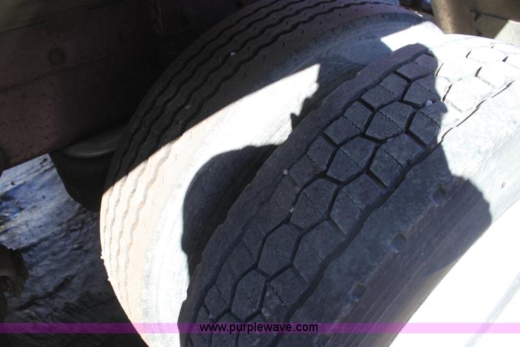 image for item G4233 1996 Peterbilt 379 semi truck