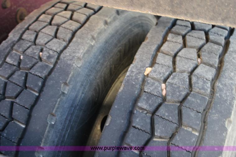 image for item G4233 1996 Peterbilt 379 semi truck