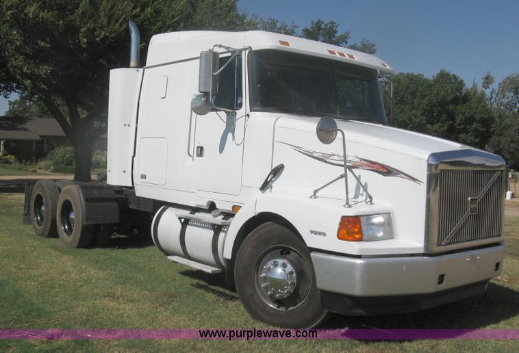 image for item H6282 1998 Volvo WIA semi truck