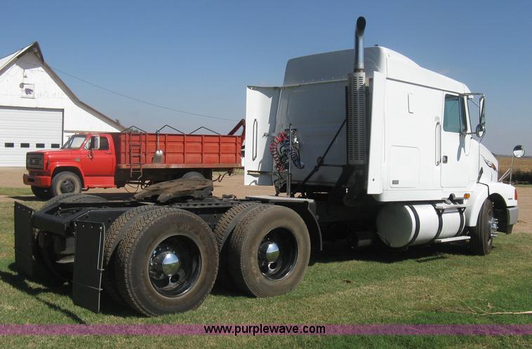 image for item H6282 1998 Volvo WIA semi truck