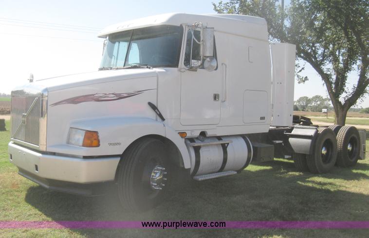 image for item H6282 1998 Volvo WIA semi truck