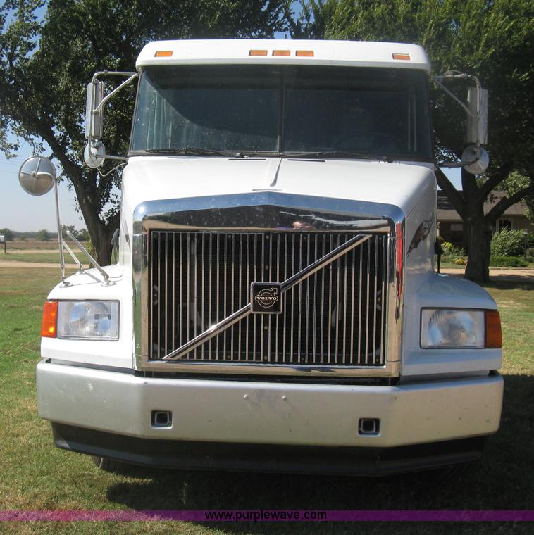 image for item H6282 1998 Volvo WIA semi truck