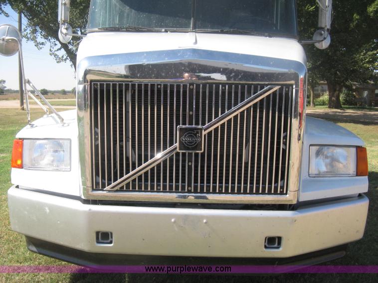 image for item H6282 1998 Volvo WIA semi truck