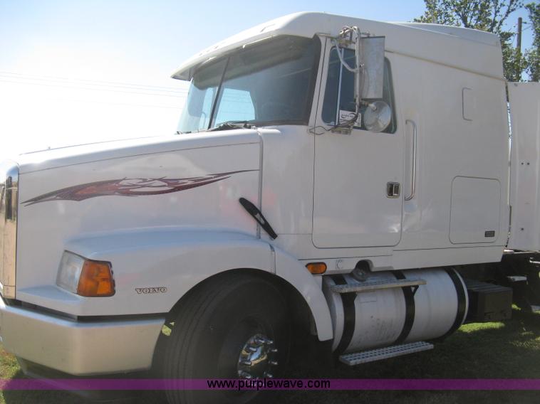 image for item H6282 1998 Volvo WIA semi truck