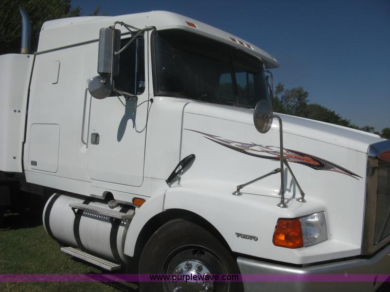 image for item H6282 1998 Volvo WIA semi truck