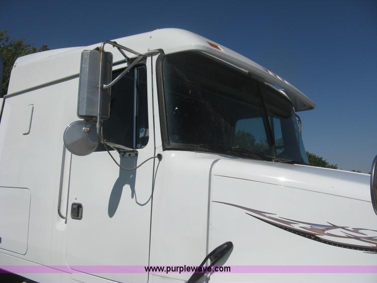 image for item H6282 1998 Volvo WIA semi truck
