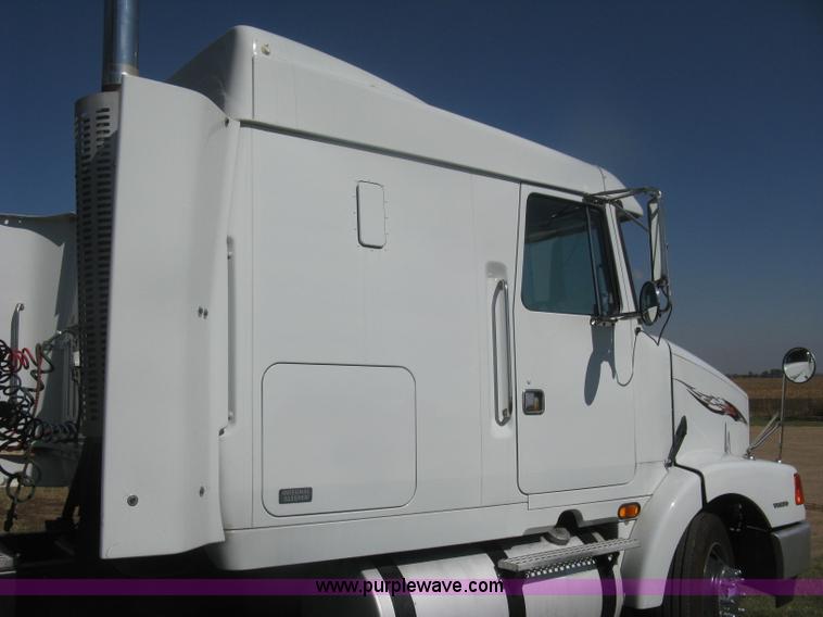 image for item H6282 1998 Volvo WIA semi truck